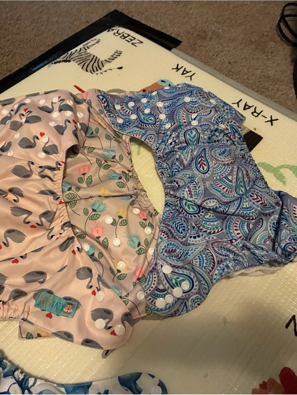 22 CLOTH DIAPERS ! Like new !